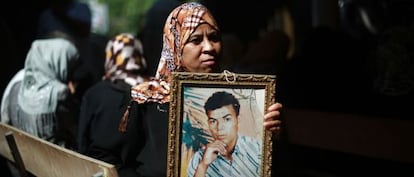 Una palestina muestra el retrato de un familiar, preso en Israel, este lunes en Gaza.