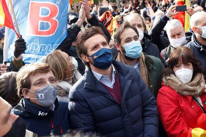 El alcalde de Madrid, José Luis Martínez-Almeida (izquierda), y el presidente nacional del Partido Popular, Pablo Casado (centro), durante su participación en la protesta. 