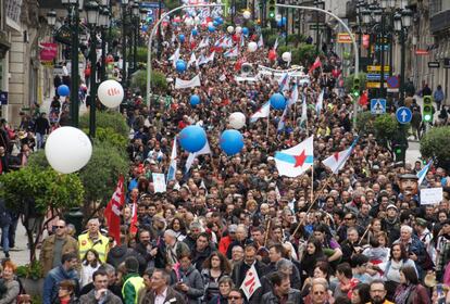 La movilización de la CIG en Vigo contó con la participación del secretario xeral, Suso Seixo, quien criticó que las políticas económicas del Ejecutivo llevan a "continuar en recesión", a que siga destruyéndose empleo y tejido económico y a que no haya "perspectivas de recuperación de la economía"