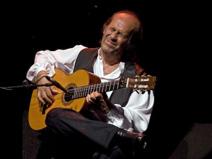 Paco de Luc&iacute;a, durante un concierto en Madrid en junio de 2010