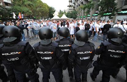 La policía controla a los hinchas del Legia junto al Bernabéu.
