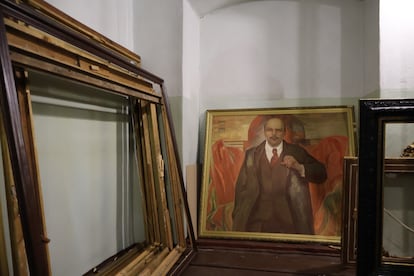 Marcos de cuadros robados por Rusia en el Museo Regional de Arte de Jersón, Ucrania.
