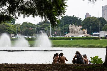 Na canção 'As minas de Sampa', Rita Lee, paulista da Vila Mariana, Rita Lee, provoca as mulheres de São Paulo, que são branquelas, já que a praia da cidade é o Ibirapuera. 