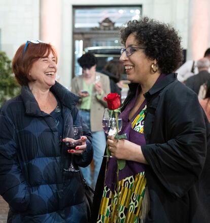 La editora Carmen Domingo charla con la escritora Najat El Hachmi, durante la ceremonia de entrega de los Premios Ortega y Gasset, este martes en Barcelona. 