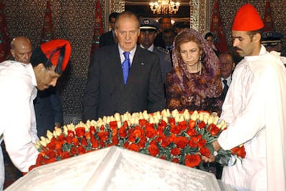 Don Juan Carlos y doña Sofía depositan una corona de flores en el mausoleo del rey Mohamed V en Rabat.