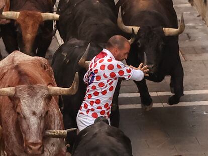 Un mozo, entre los toros de la ganadería de Jandilla, que han protagonizado un encierro rápido y limpio.