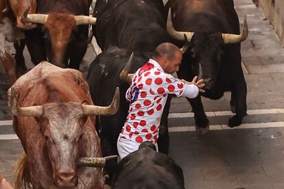 Un mozo acorralado por los toros de Jandilla, durante el sexto encierro. 