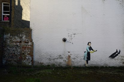 El mural de Banksy tras el paso de los trabajadores del ayuntamiento.