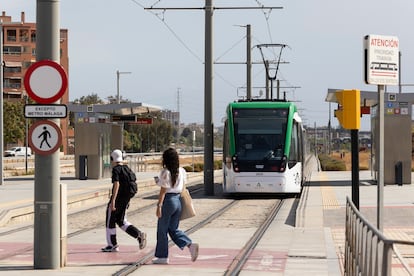 Un convoy del metro en Málaga, el lunes.