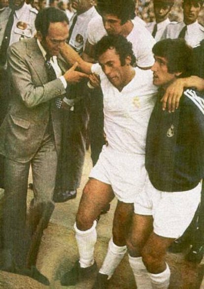 Amancio, tras ser lesionado por Fernández.
