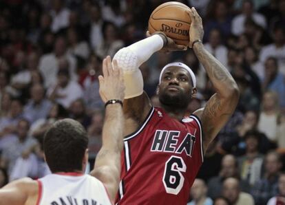 LeBron lanza ante la oposición de Pavlovic.
