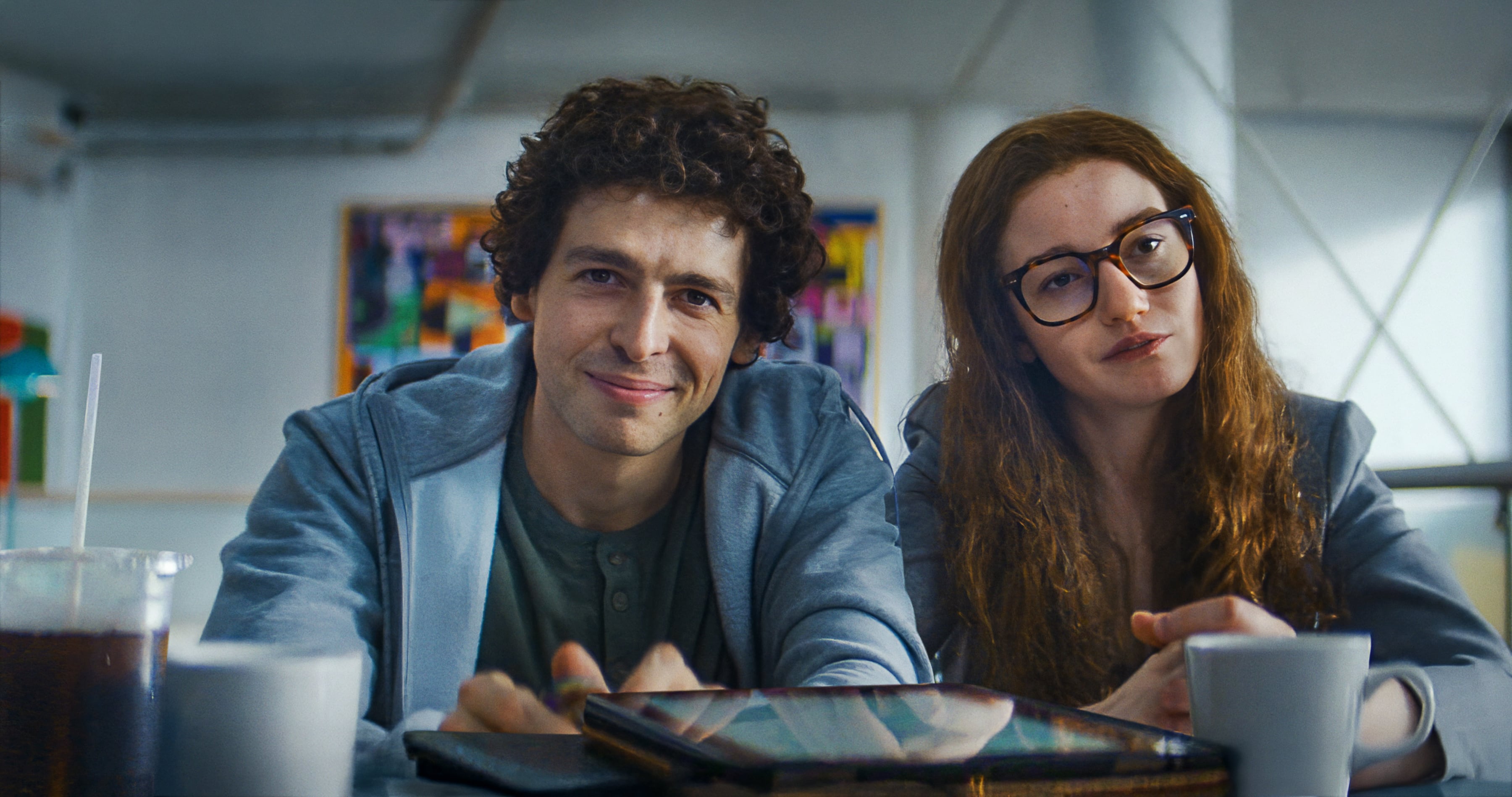 Anthony Boyle y Julia Garner, en el tercer episodio de 'Los altruistas'.