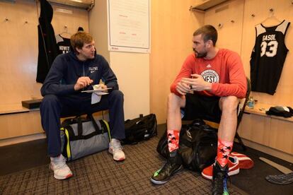 Dirk Nowitzki y Marc Gasol, antes del entrenamiento en el Madison