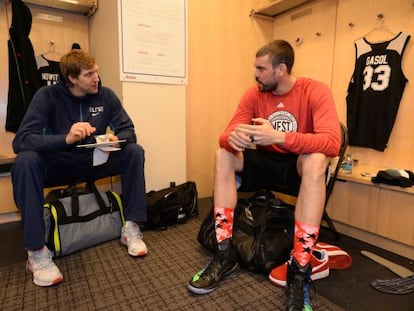 Dirk Nowitzki y Marc Gasol, antes del entrenamiento en el Madison