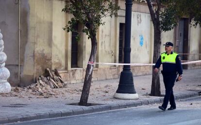 Cascotes desprendidos de la fachada del Museo de San Pío V, en Valencia.