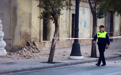 Cascotes desprendidos de la fachada del Museo de San P&iacute;o V, en Valencia.