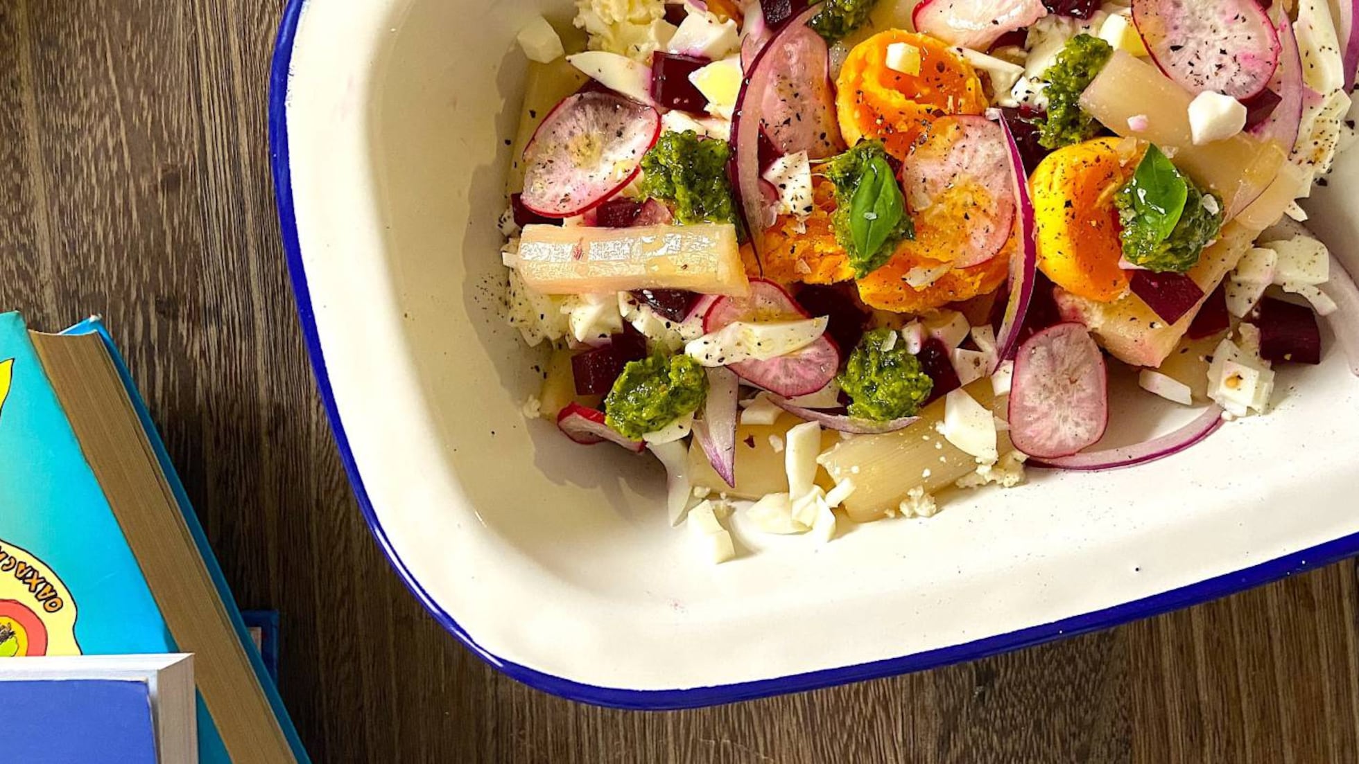 Ensalada de remolacha, espárragos y huevo duro-image