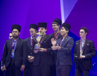 El equipo de Estados Unidos con la medalla de oro en el podio, ataviados con un típico sombrero azerbaiyano. De izquierda a derecha. Nakamura, Donaldson (capitán), Shankland, Robson, So y Caruana.