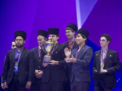 El equipo de Estados Unidos con la medalla de oro en el podio, ataviados con un t&iacute;pico sombrero azerbaiyano. De izquierda a derecha. Nakamura, Donaldson (capit&aacute;n), Shankland, Robson, So y Caruana.