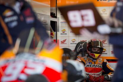 El piloto del equipo Repsol-Honda, Marc Márquez, en su box.