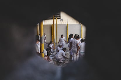 Cárcel de Ilopango, sector B, donde se encuentran quienes entran en prisión preventiva. La imagen, de marzo de este año, fue tomada desde el agujero de los aseos de una celda; al fondo, las presas lavan sus platos después de comer.