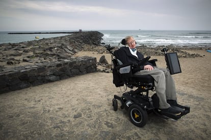 El científic britànic Stephen Hawking, fotografiat a la platja del Camisón de Arona (Tenerife), el 2015.