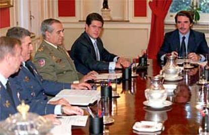 José María Aznar y el ministro de Defensa, Federico Trillo, junto con los jefes de Estado Mayor.