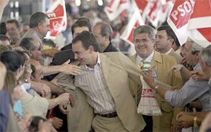 Rodríguez Zapatero, rodeado de simpatizantes, en el mitin que ayer celebró el PSOE en Jaén.