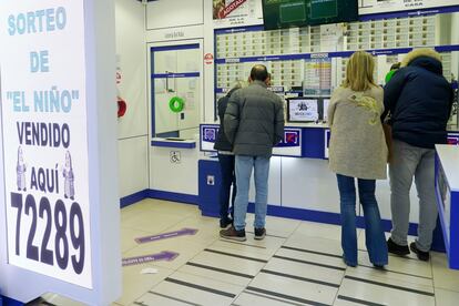 Varias personas hacen cola en una administración de Valladolid.