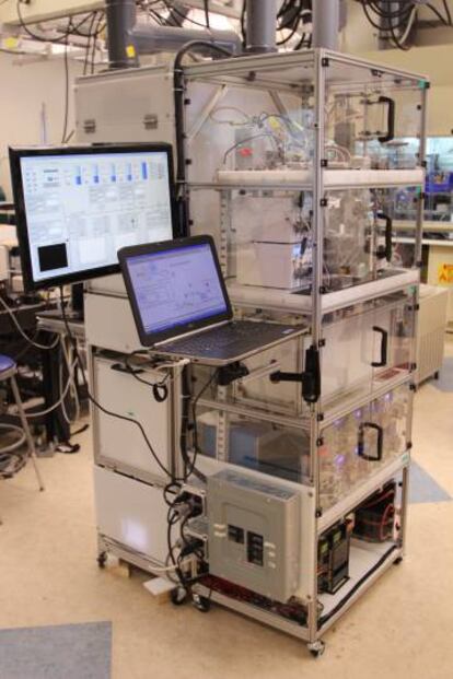 Este aparato, construido por investigadores del MIT, puede configurarse para fabricar distintos fármacos. (Cortesía de los investigadores).