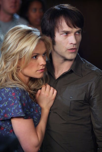 Anna Paquin (Sookie) y Stephen Moyer (Bill), en <i>True blood. </i>