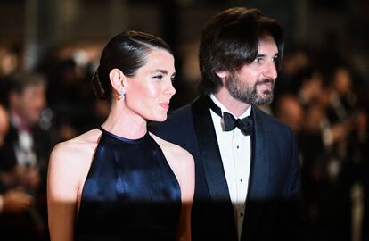 Carlota Casiraghi y su esposo, el productor francés Dimitri Rassam, a su llegada a la alfombra roja en Cannes el viernes para asistir al estreno de la película 'Frère et Soeur' ("hermano y hermana", en francés). 