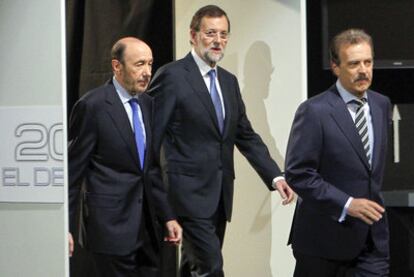 Rubalcaba y Rajoy, precedidos de Campo Vidal, llegan al debate en televisión.