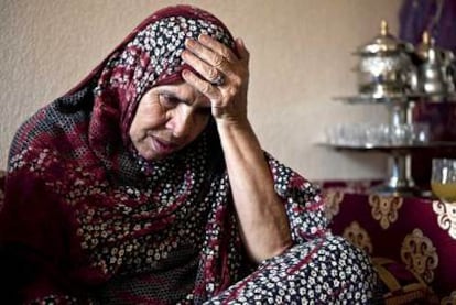Aisha Gharbalha madre de Ahmed Daudi, hospitalizado tras ser gravemente herido en el intento de acceder al campo de desplazados Gdaim Izik