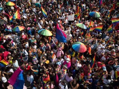 Personas de la comunidad LGBT en una marcha del orgullo, en noviembre de 2022.