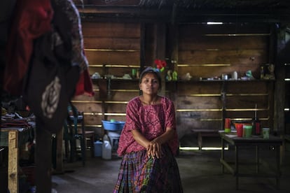 María Dolores Caal y su familia viven afectados por RENACE, la obra que construye ACS. Residen en una aldea junto a una hidroeléctrica que genera 306 MW para Guatemala, pero ellos, paradójicamente, no tienen electricidad ni en su casa ni en toda su comunidad. María Dolores no entiende por qué esa energía se vende fuera y los suyos se quedan sin río, sin agua y sin luz. 
