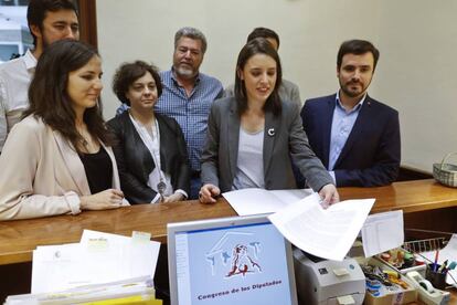 La portavoz parlamentaria de Podemos, Irene Montero, junto al l&iacute;der de IU, Alberto Garz&oacute;n, y diputados de Unidos Podemos en el registro de la moci&oacute;n de censura. 