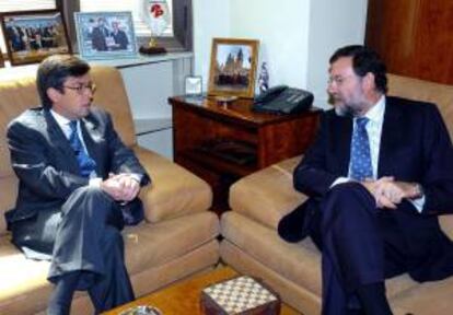 El presidente del Gobierno, Mariano Rajoy, en un encuentro con el presidente del Banco Interamericano de Desarrollo, Luis Alberto Moreno, en 2006, cuando todavía Rajoy estaba en la oposición. EFE/Archivo