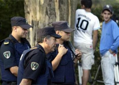 Policías hacen guardia a las puertas de la clínica donde está ingresado Maradona.