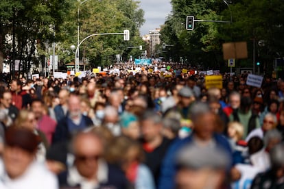 Decenas de miles de personas durante la marcha a favor de la sanidad pública por el centro de Madrid. 