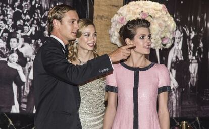 Pierre Casiraghi, Beatrice Borromeo i Carlota Casiraghi, durant el ball.