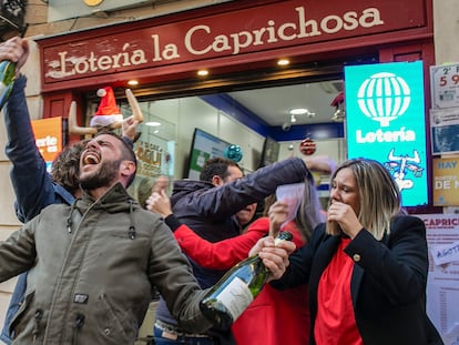 Varias personas celebran el premio Gordo de Navidad en Toledo.