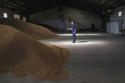 Juan Valero, de Arroz Tartana, en su almacén.