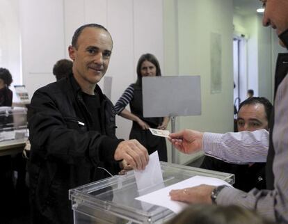 El cabeza de lista de EH Bildu en las elecciones europeas, Josu Juaristi, vota.