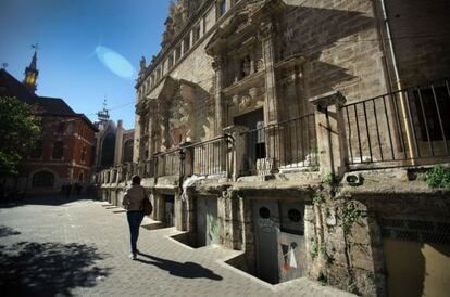 De tots i de ningú són també les covetes de Sant Joan del Mercat, utilitzades fins als anys seixanta del segle XX com a botiguetes i tapiades actualment. / Jesús Císcar