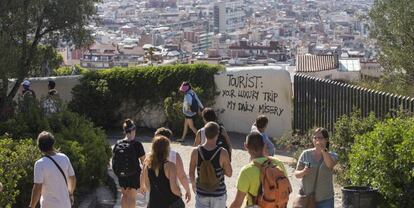 Pintadas contra los turistas en el Parque Güell.