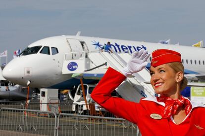 Una azafata de la compañia rusa Aeroflot, la mayor aerolínea rusa, en la exhibición de sus aviones,
