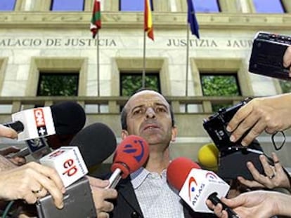 El portavoz de AuB, José Ramón Etxebarria, critica la sentencia del Tribunal Supremo.