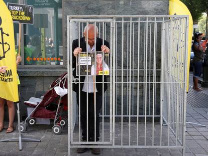 El director de Amnistía Internacional en Bélgica, Philippe Hensmans, posa en una celda frente a la embajada turca en Bruselas en protesta por la detención de su homóloga turca, Idil Eser, el pasado 10 de julio.