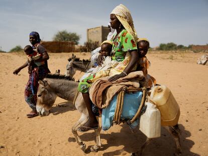 Una sudanesa, que huyó de la violencia en Darfur con su familia, cerca del paso fronterizo entre Sudán y Chad, el 8 de mayo.